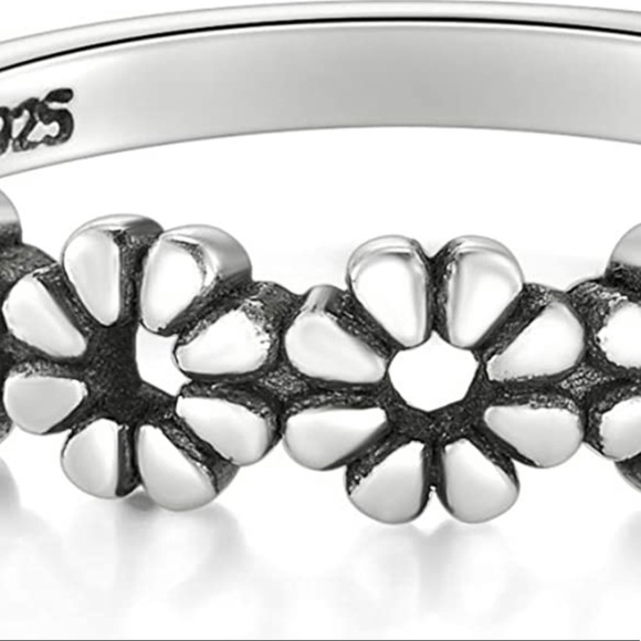 925 Sterling Silver Daisy Flower Ring - Picture 3 of 8
